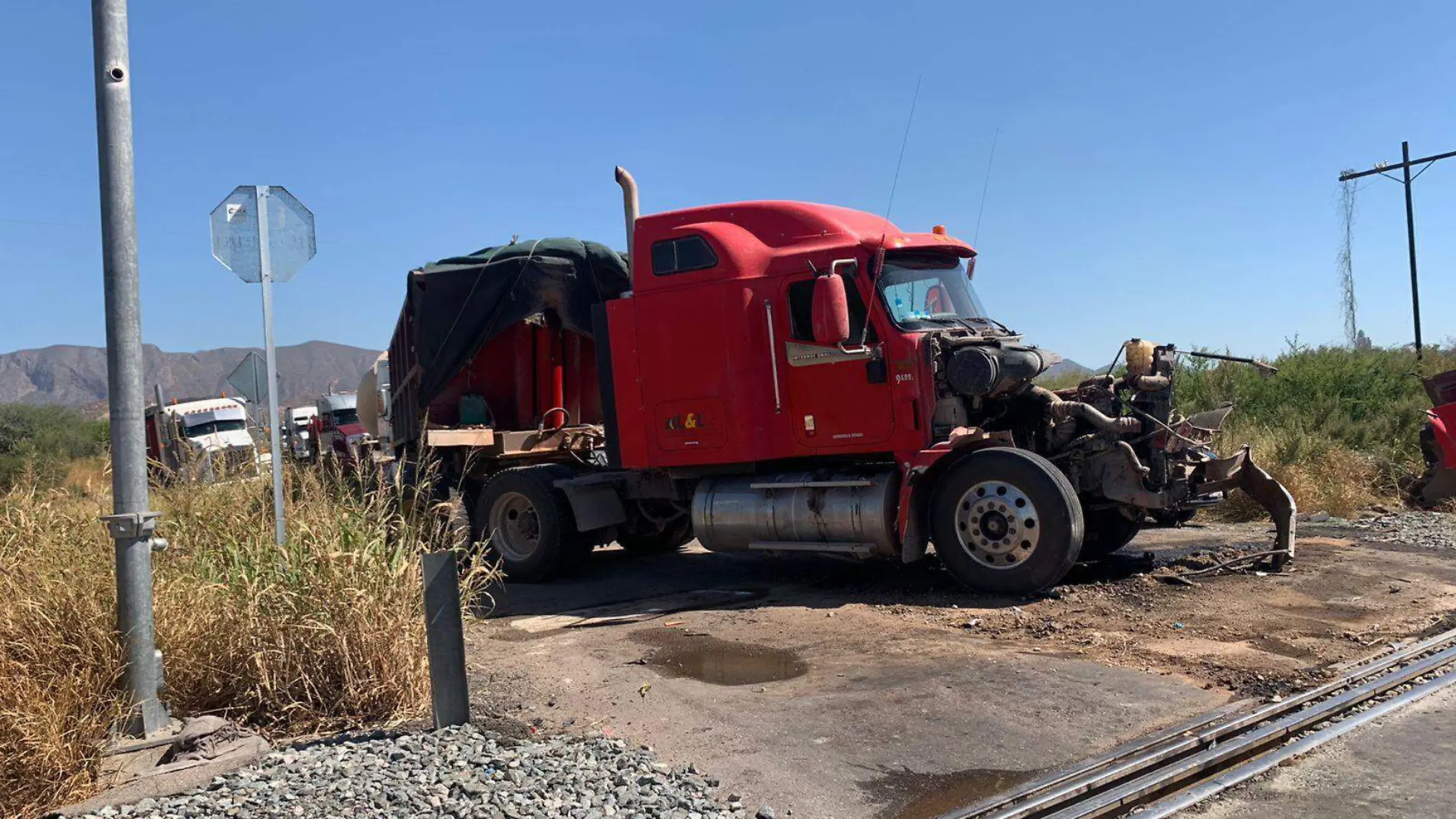 Choca tráiler con locomotora del tren